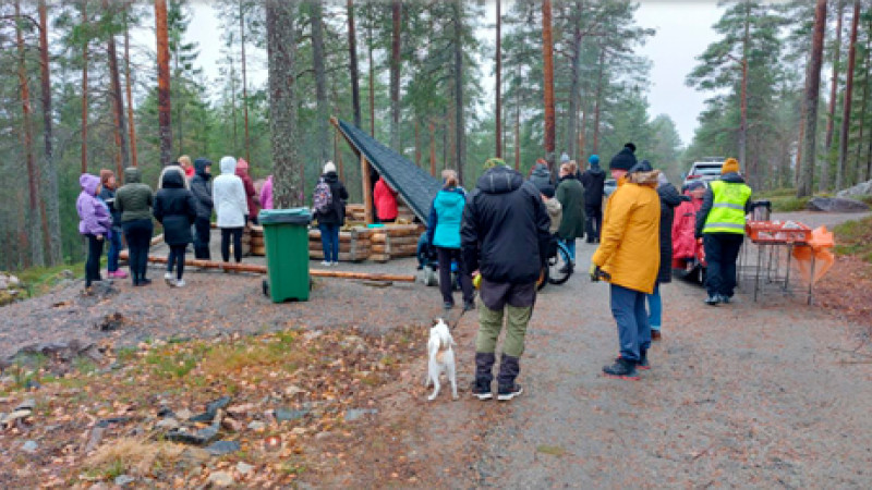 Ihmisiä laavulla