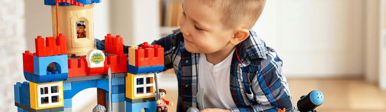 lapsi leikkii legoilla